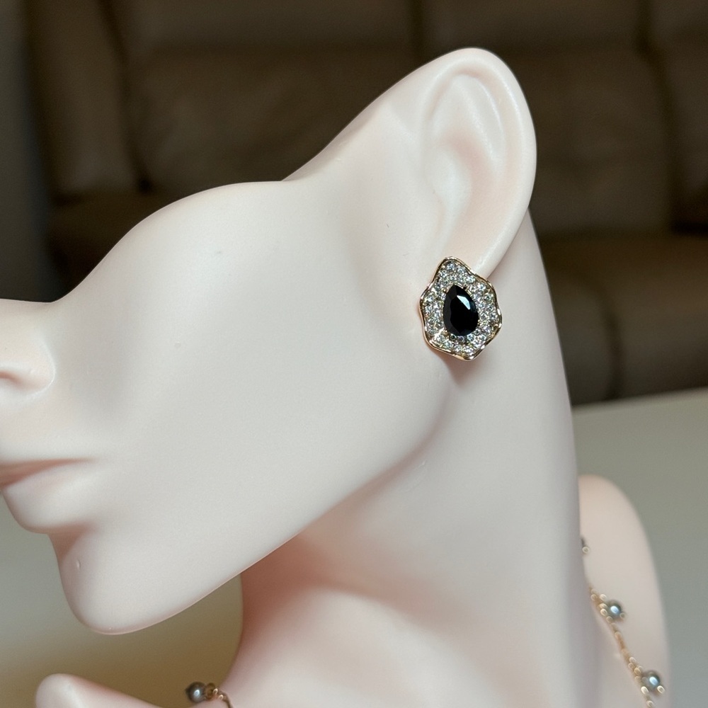 Elegant Black and Gold Teardrop Earrings - Picture 8 of 11